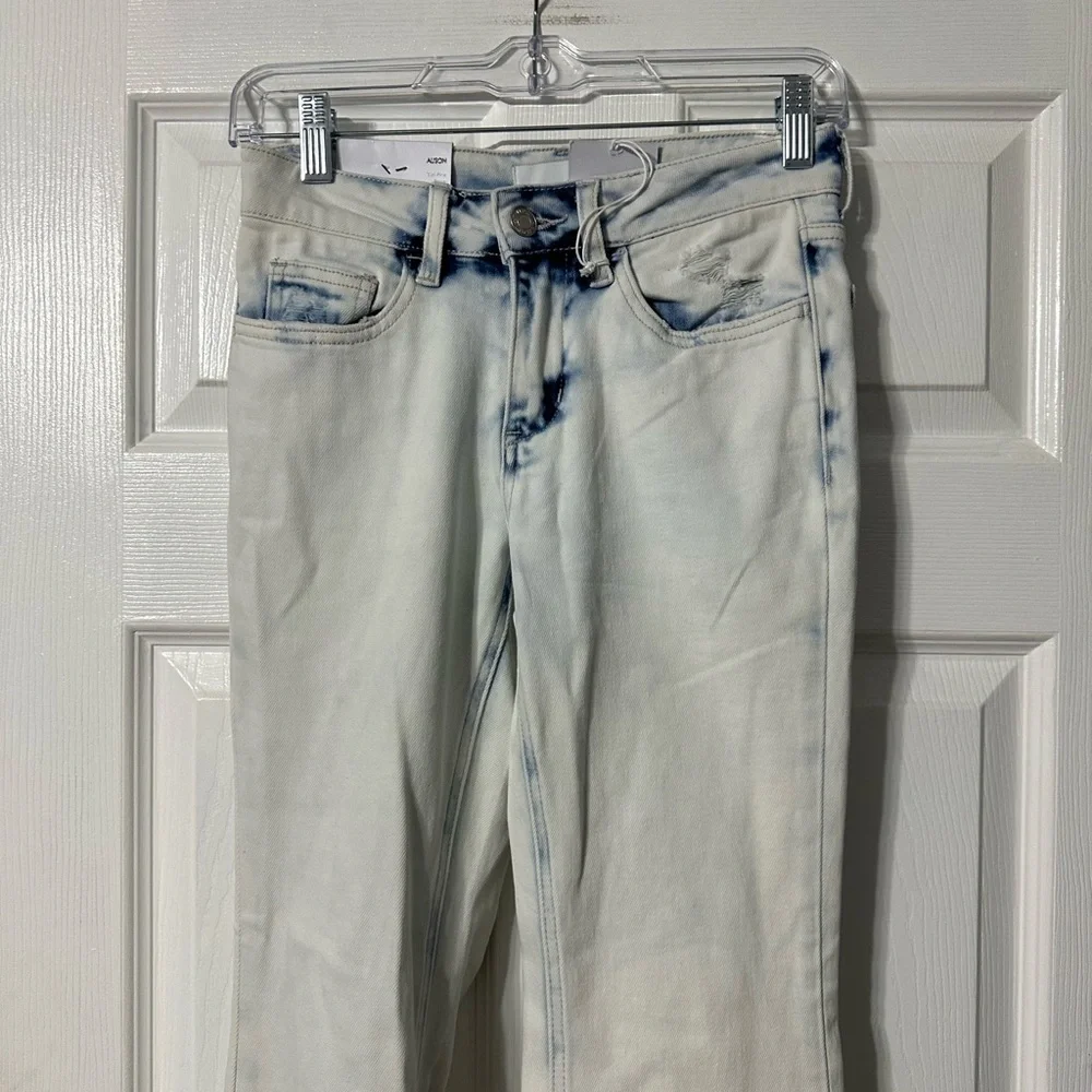 NWT Women's Vervet Alison Flared White Wash Jeans - Picture 2 of 14